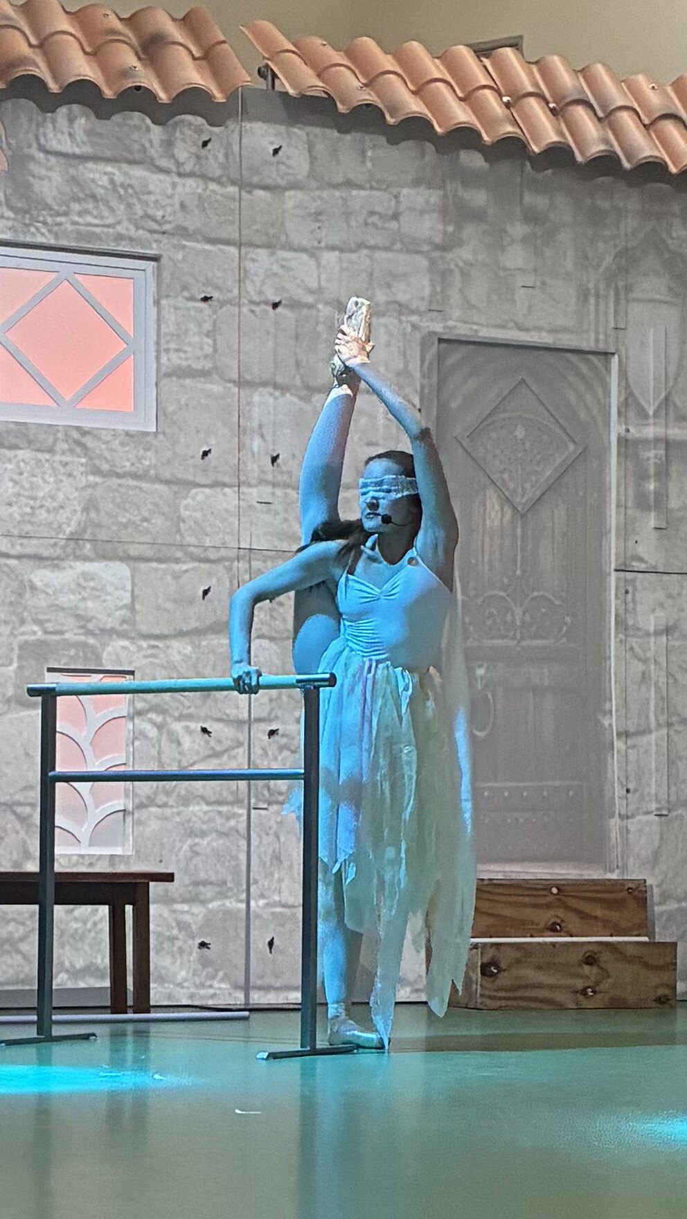 Pimlili dansant avec son bandeau sur scène