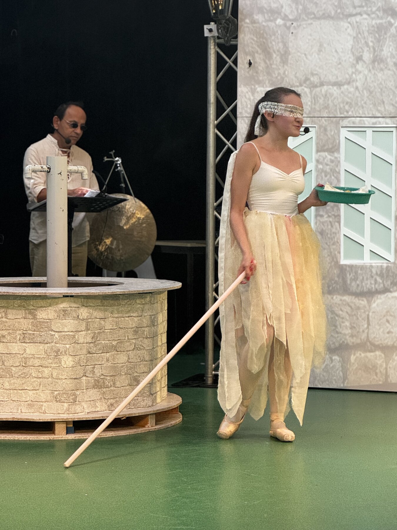 Pimlili avec son bandeau et sa canne dans le spectacle