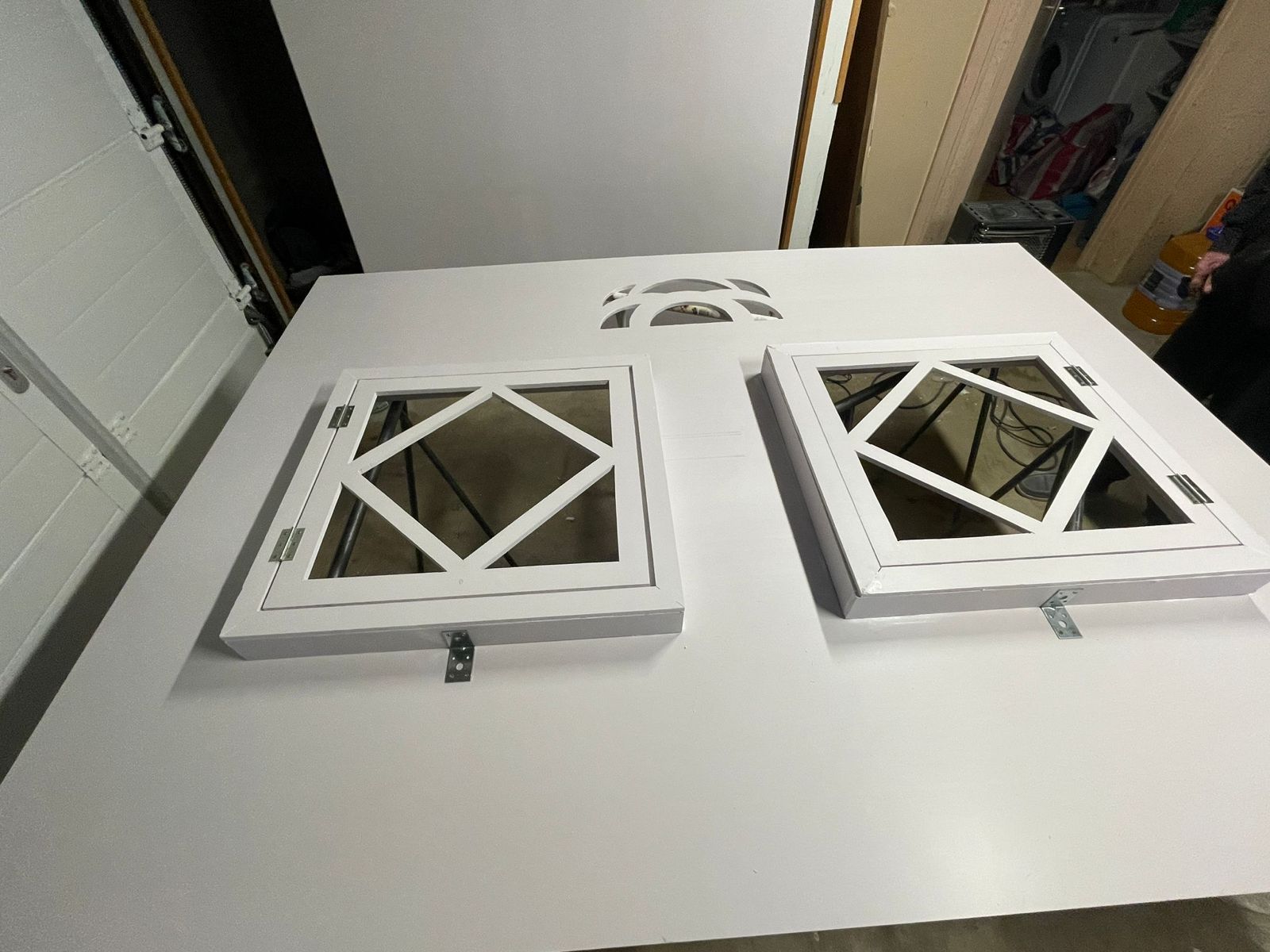 Fabrication des fenêtres du décor en atelier