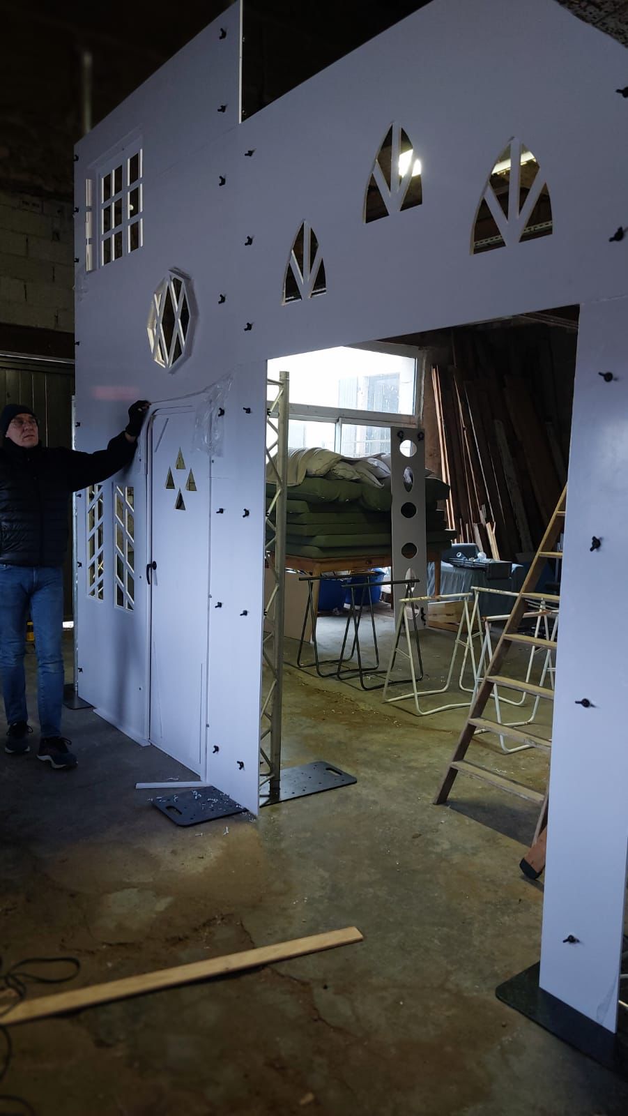 Façade du décor en cours de construction