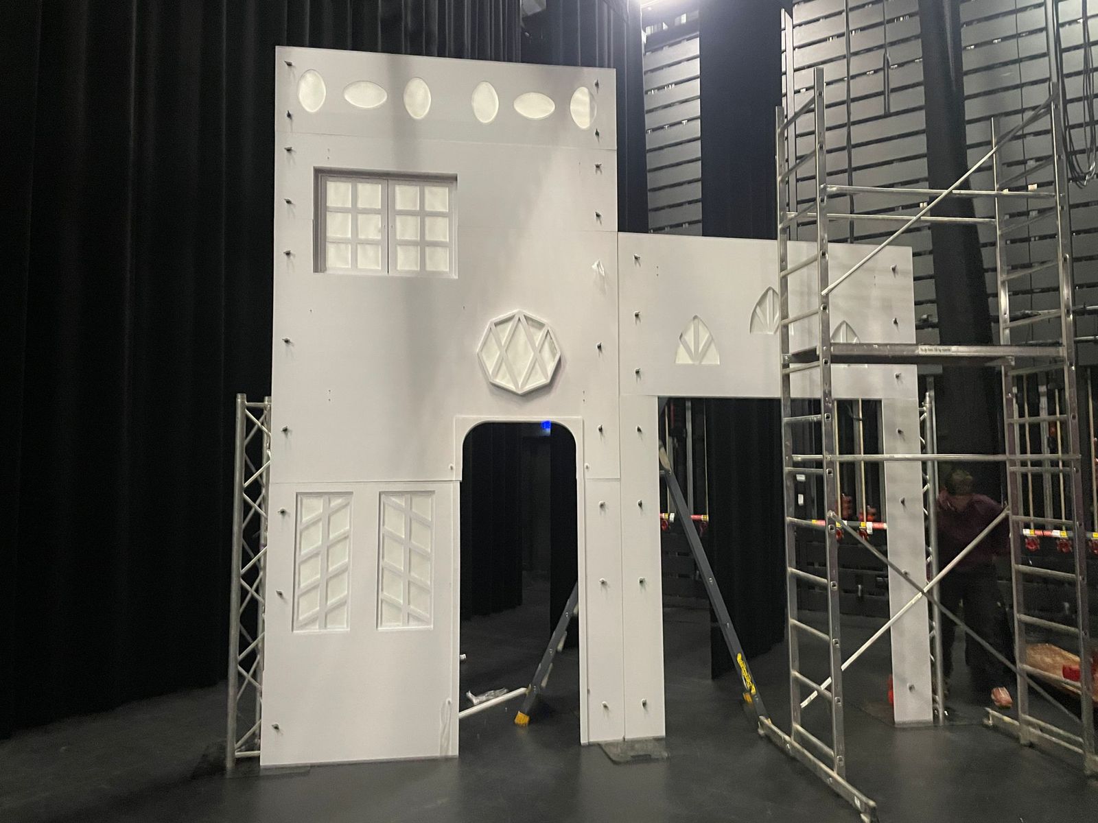 Première façade installée sur le plateau