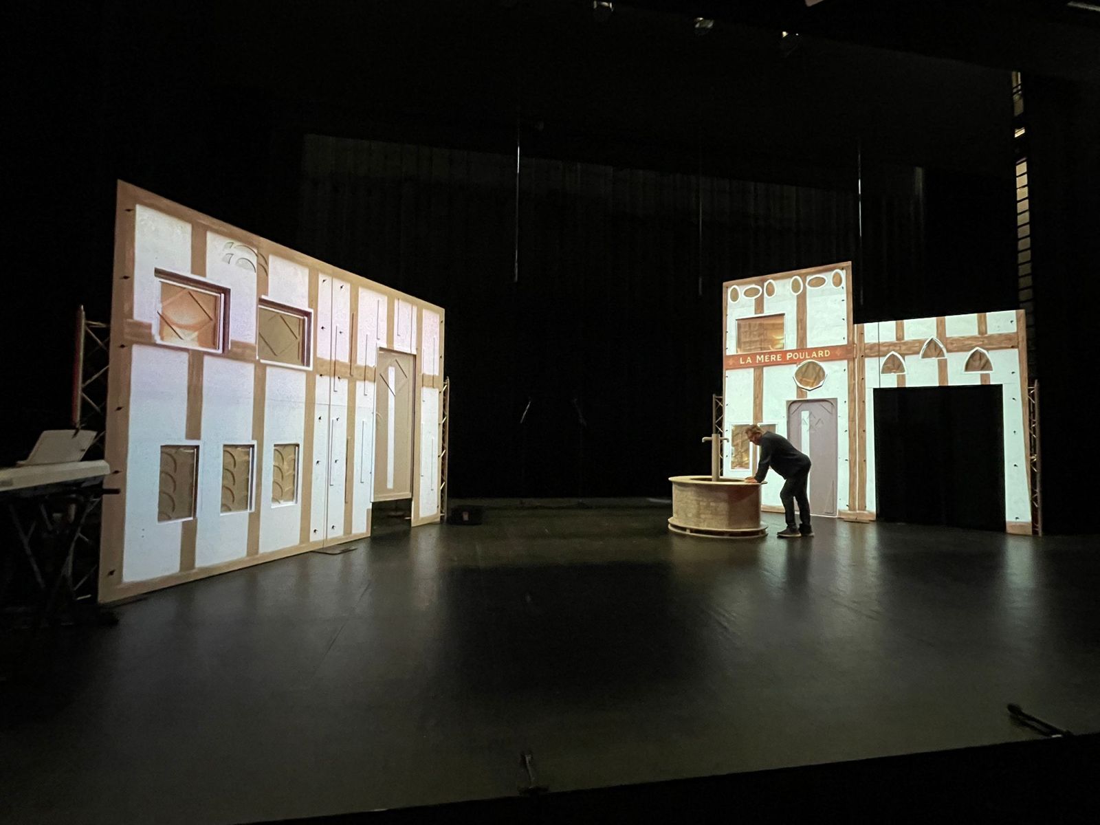 Décor assemblé avant les projections vidéo