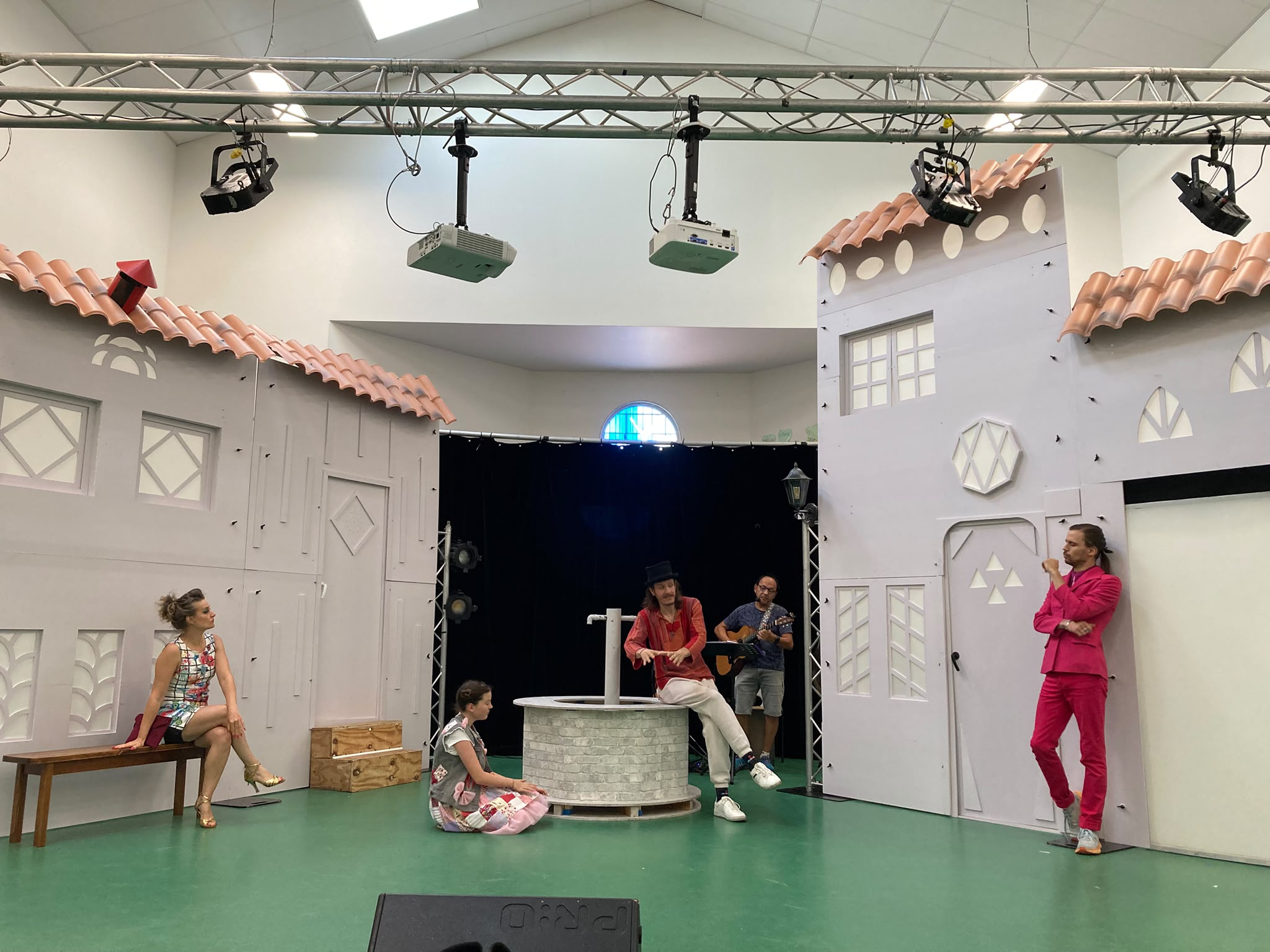 Le décor du village avec les interprètes sur scène