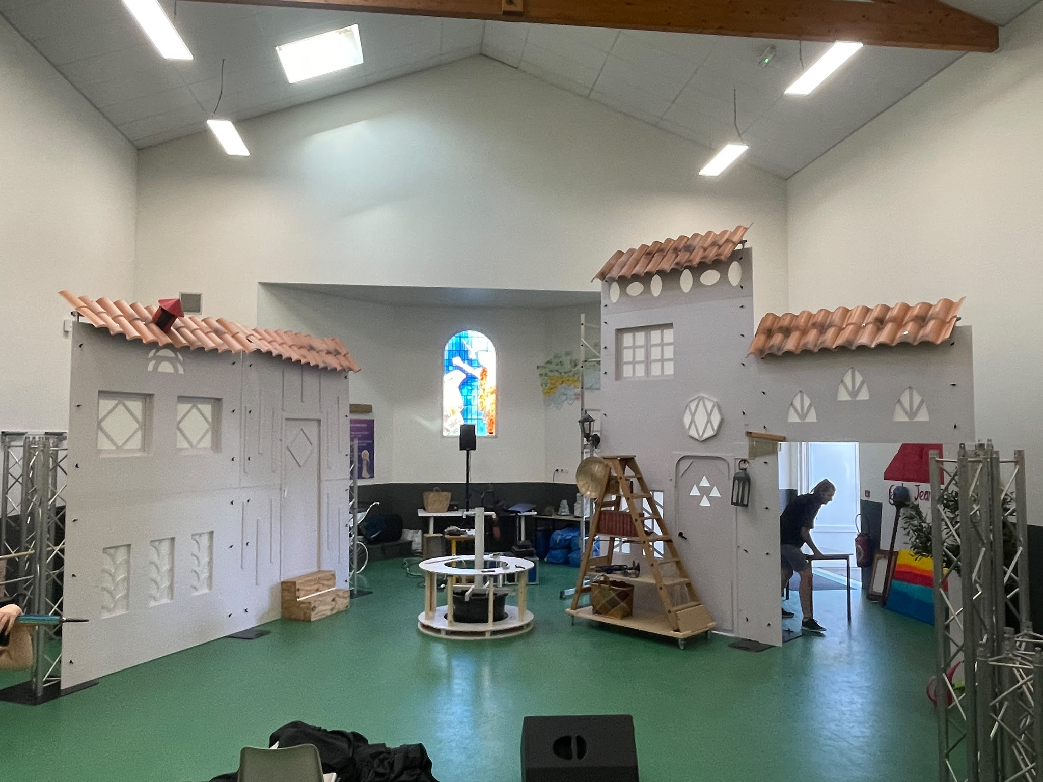 Vue complète du décor du village en cours d’installation